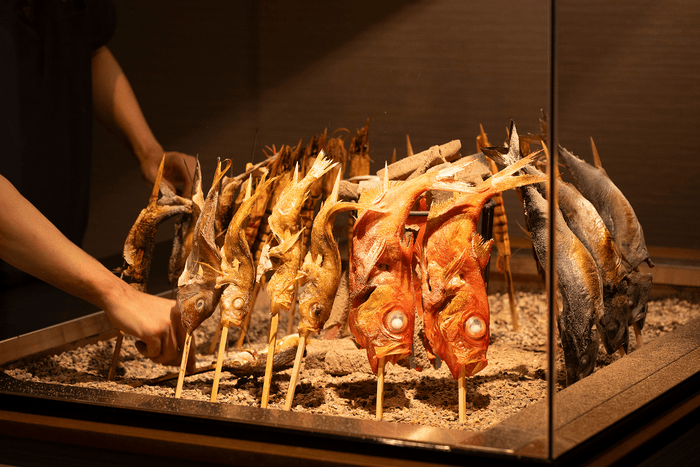 店内中央の炉端