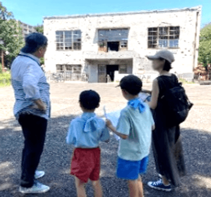 ガイドによる変電所解説の様子