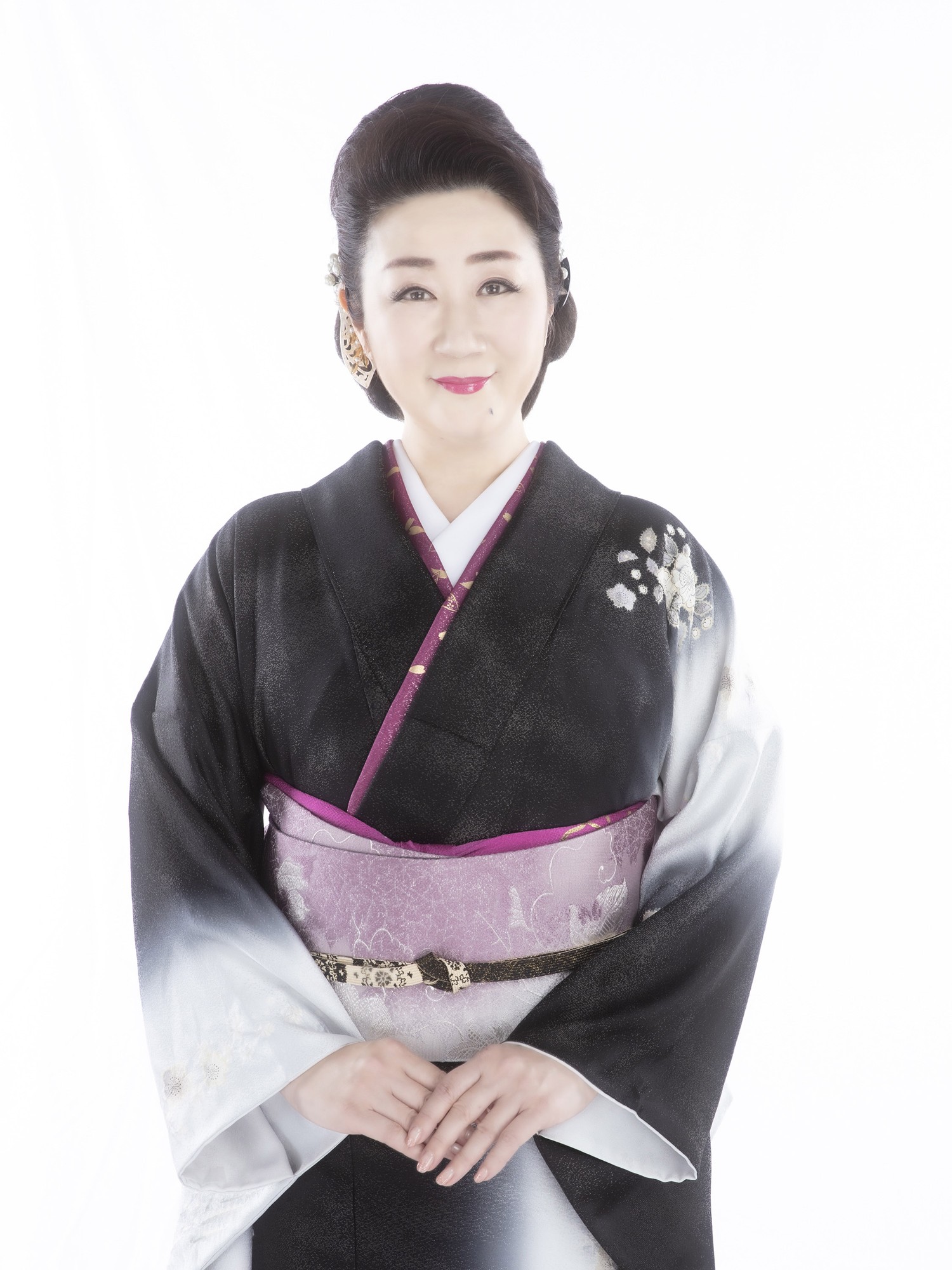 “歌う看護師” 入山アキ子の新曲「江差恋女」が週間USEN HIT 演歌/歌謡曲ランキング第1位を獲得!看護師視点で届ける“心と体を元気にする歌声”が全国で大反響!