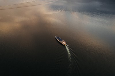 湖上を漂うHAMANASHI HOUSEBOAT