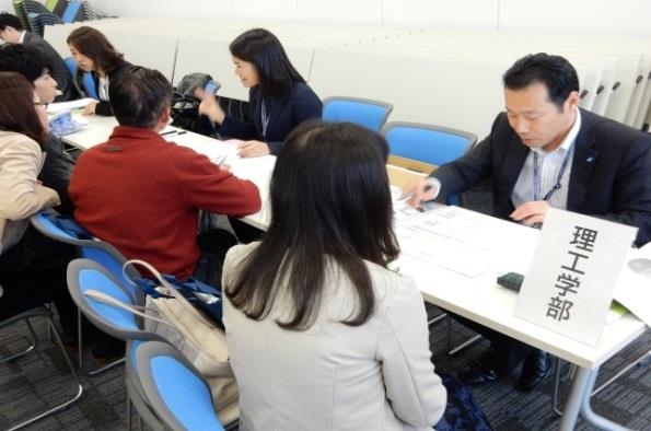 学部の教職員との個別相談の様子