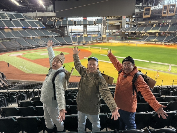 エスコンフィールドを見学する３人（左から長谷川、西村、渡辺）