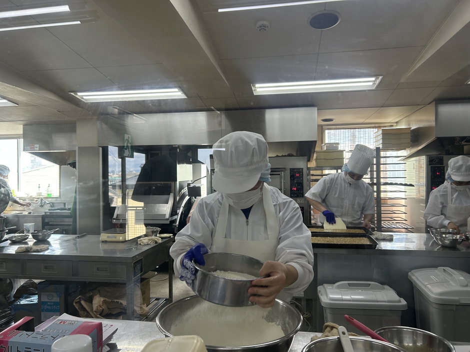 菓子を製造する利用者様