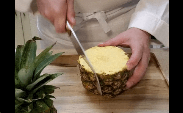 堅いパイナップルの皮もザクザク切れます。