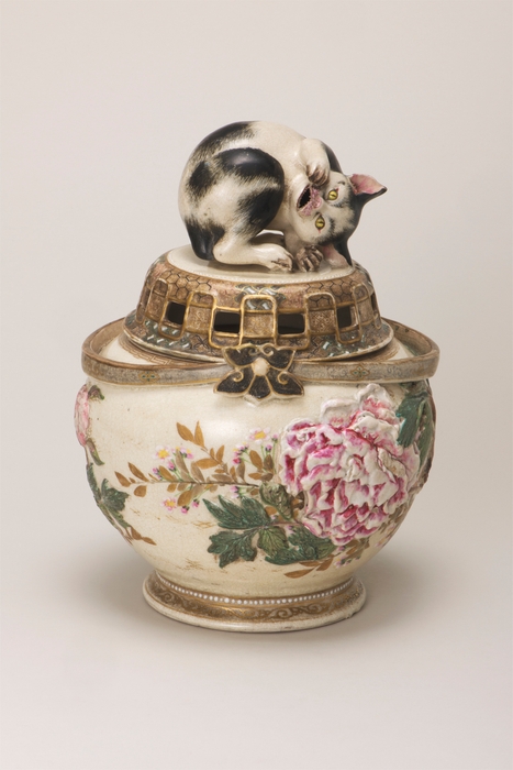 (2)宮川香山「高浮彫牡丹ニ眠猫覚醒大香炉」明治時代前期 田邊哲人コレクション(横浜美術館寄託)