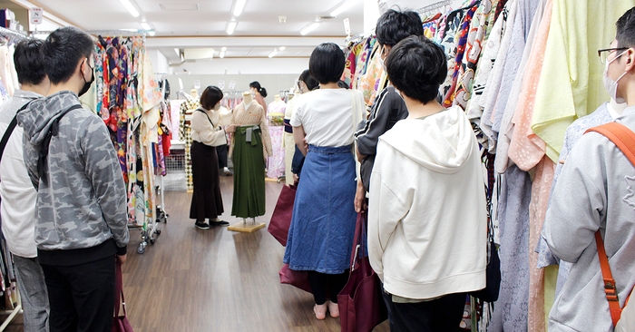 「夢館×京都芸術デザイン専門学校　産学連携プロジェクト」の企業見学の様子