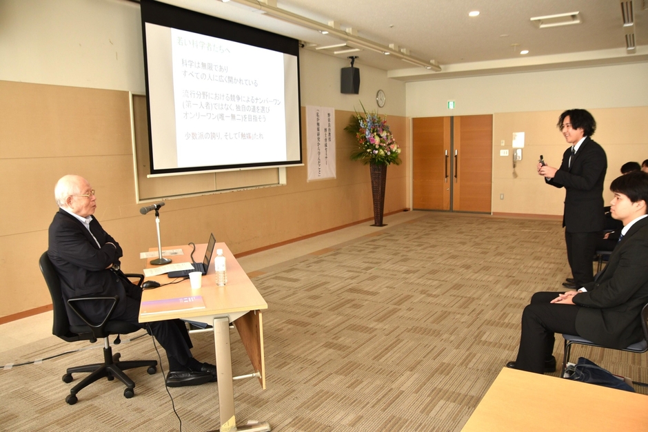 野依学士院長に質問する野本さん