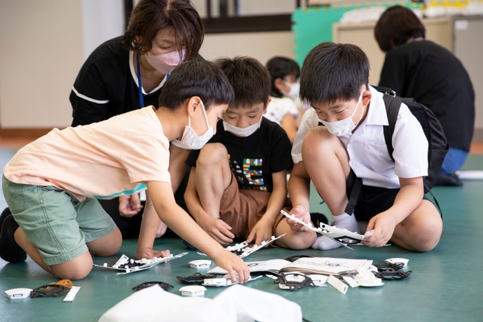 協力しながらボール制作に取組む生徒たち