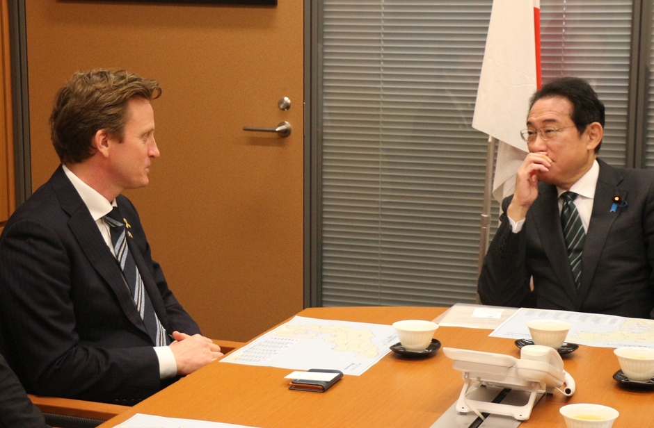 駐日イスラエル大使館 ダニエル・コルバー公使(画面左)