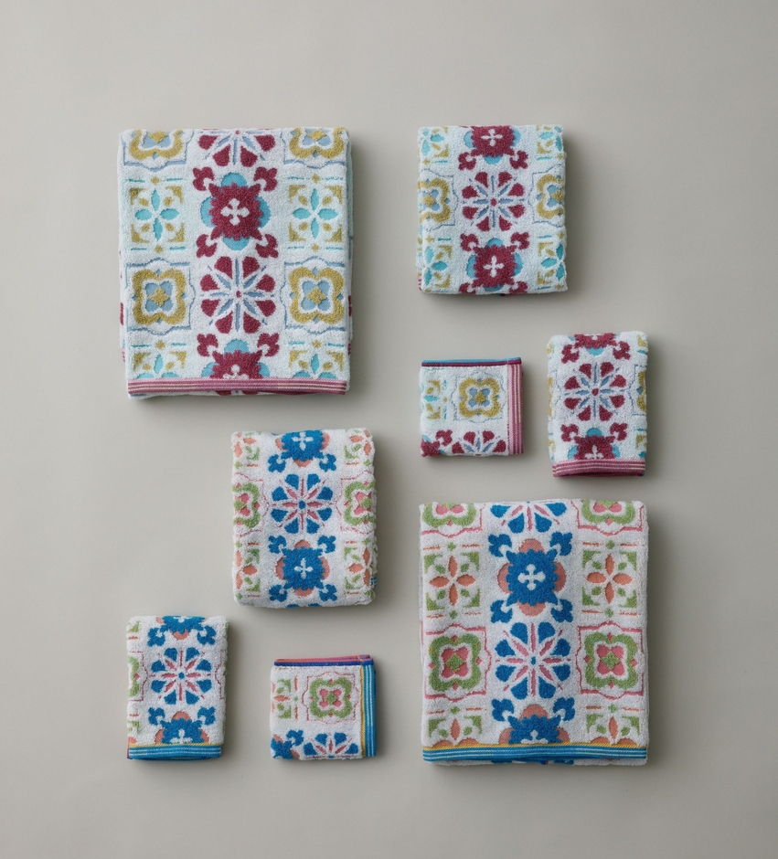 マジョリカ　奥深い色合いと多色のタイル模様が華やかさを演出