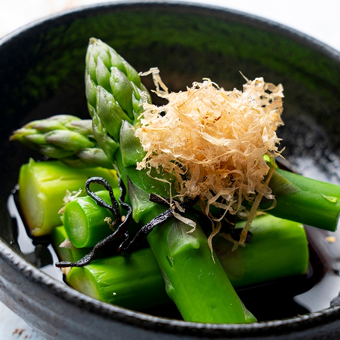 極太!さっぱり冷やしアスパラ 極太のアスパラガスを贅沢に2本分!塩こんぶと鰹節、さっぱりポン酢で仕上げました!