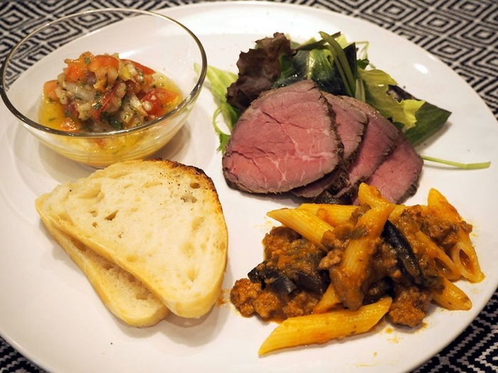 出版記念イベント:試食メニュー(トマトのブルスケッタ、ローストビーフ、塩糀トマトソースのペンネなど)