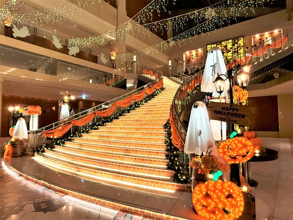 ロビー大階段 ハロウィン装飾