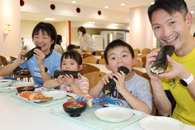 「いただきます!」手作りの恵方巻を美味しそうに頬張る家族連れ