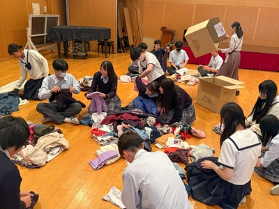 2025年10月10日(金)に実施した服の仕分け・梱包作業の様子