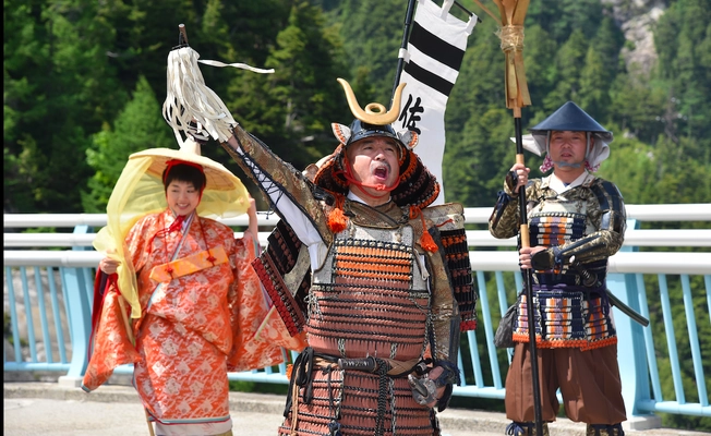 立山黒部アルペンルートで6月1日「佐々成政武者行列」を開催 　巨大な雪の壁！ウォーキングゾーンを練り歩く