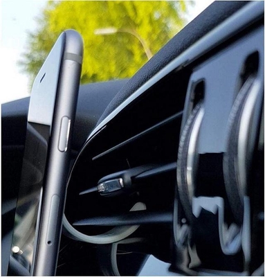 車のエアコンダクトに取り付け