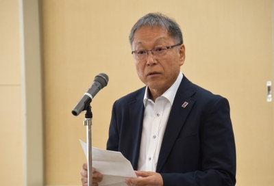 あいさつする野口学長