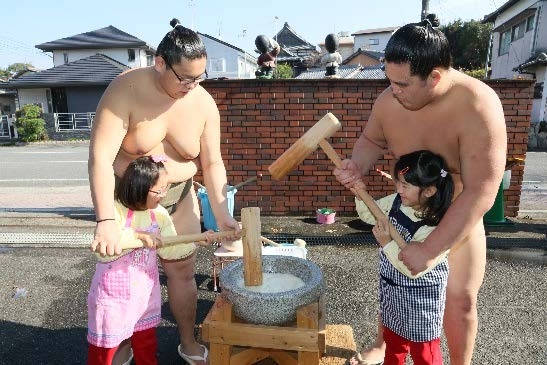 伊勢ヶ浜部屋の力士と餅をつく様子（昨年度）