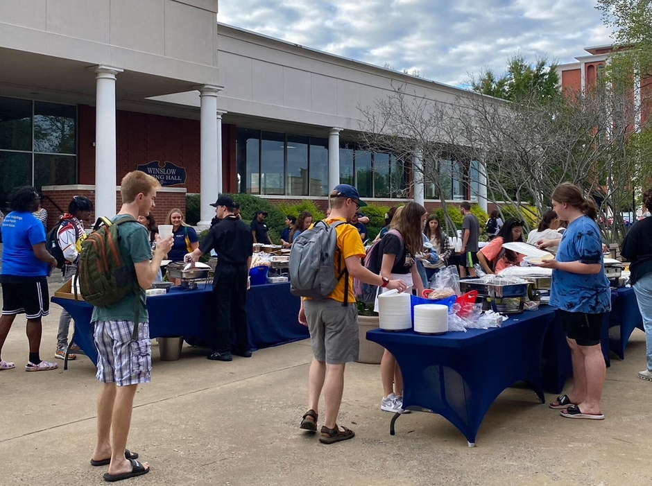 キャンパスのカフェテリアが停電してしまった日は、外で無料の食事が配られました