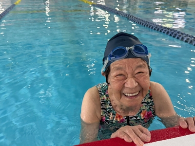 プールで笑顔の中谷さん