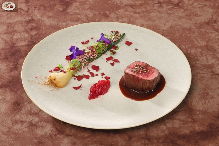 鹿のソテー グレープフルーツとビーツ