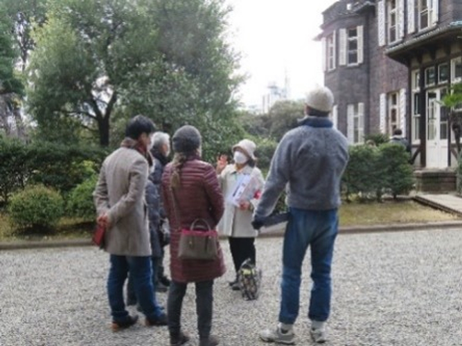 昨年の庭園ガイドの様子