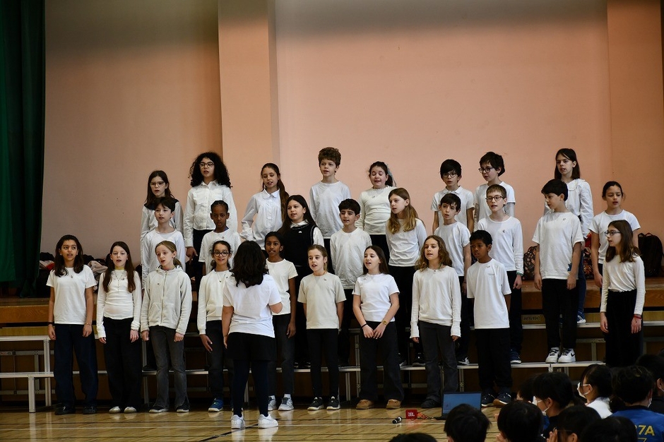 日本語の歌を披露するブルソー小の児童ら