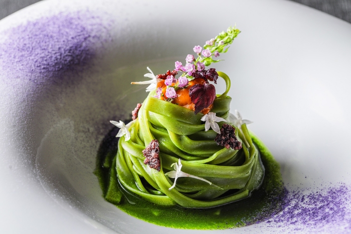 ▲パスタ: モチモチとした食感の生パスタ、タリアテッレと黒米チップの食感のコントラストを楽しむ一品。雲丹の甘味、貝ベースの魚介のだし、エストラゴンと紫蘇の香りが全体を包みこみます。