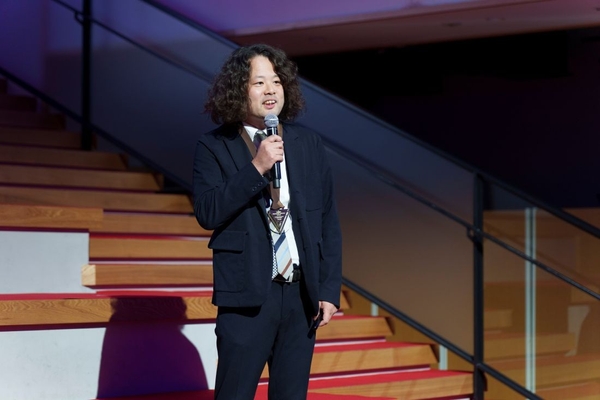 受賞式で挨拶する林准教授