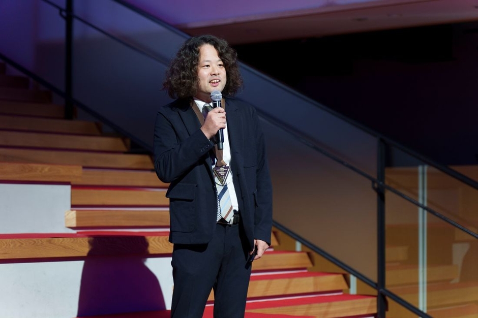 受賞式で挨拶する林准教授