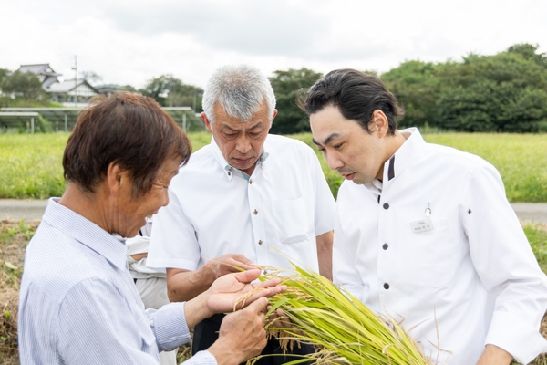 登米の米づくり名人・木村忠義さんの田んぼを訪ねた柏原（写真中央）