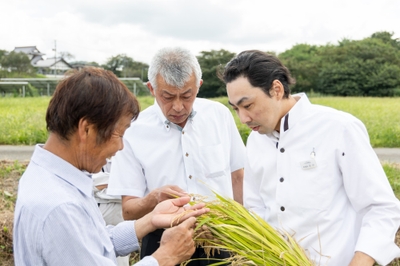登米の米づくり名人・木村忠義さんの田んぼを訪ねた柏原（写真中央）