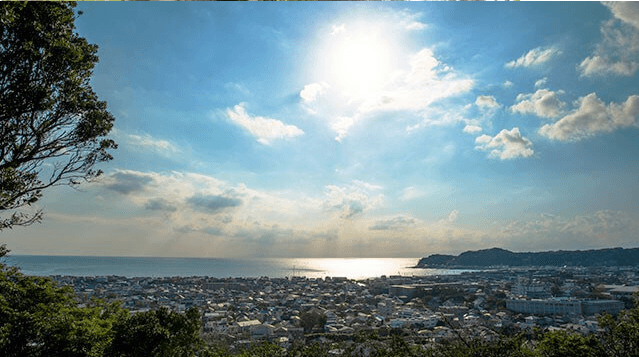 祇園山ハイキングコースに入り7～8分歩くと見晴台という鎌倉の海と街が一望できる風景に感動の涙が流れる