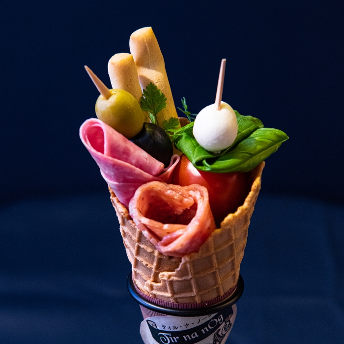 「カプレーゼとサラミのアンティパスト・ラビットホール」1,000円(税込) ※アレルギー食材についてはスタッフにお尋ねください。