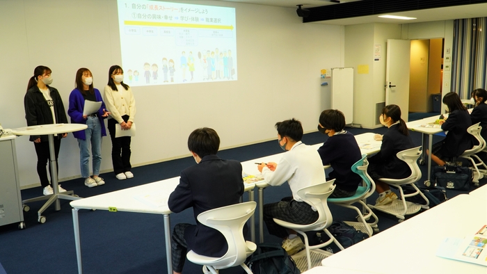 近隣中学校の大学見学会でスタッフ参加(成長ストーリーの紹介)