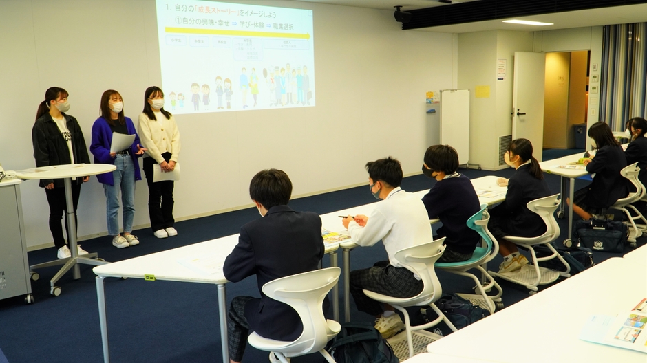 近隣中学校の大学見学会でスタッフ参加（成長ストーリーの紹介）