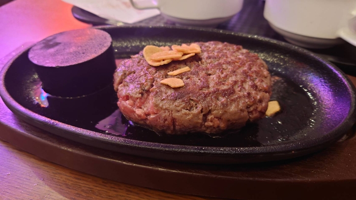 レアハンバーグ/200g 1,000円(税込1,100円)