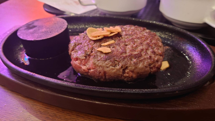 レアハンバーグ/200ｇ　1,000円（税込1,100円）