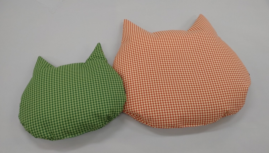 大好評「猫のしあわせ座布団」にビッグサイズ(右)が登場!