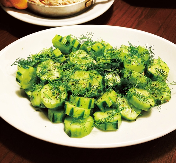 シンプルだからこそ、フレッシュハーブ〈ディル〉の威力が発揮される「きゅうりとディルのサラダ」