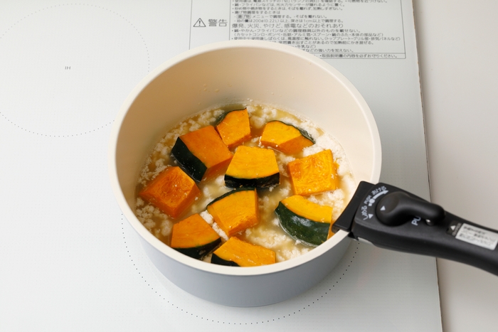 ２.かぼちゃを入れて煮るだけで、そぼろ入り煮物の完成。