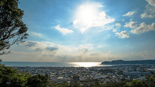 祇園山ハイキングコースに入り7～8分歩くと見晴台という鎌倉の海と街が一望できる風景に感動の涙が流れる