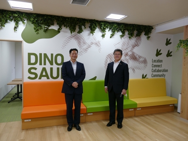 リコージャパン株式会社代表取締役坂主智弘様(写真右)と弊社代表取締役村木雄哉(写真左)