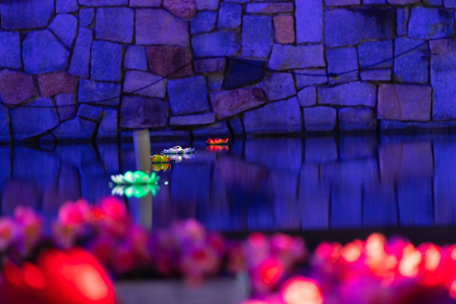 オリンピック記念塔前池ライトアップ