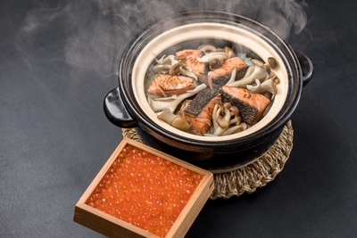 鮭と茸のこしひかり土鍋炊き込み飯 いくら添え