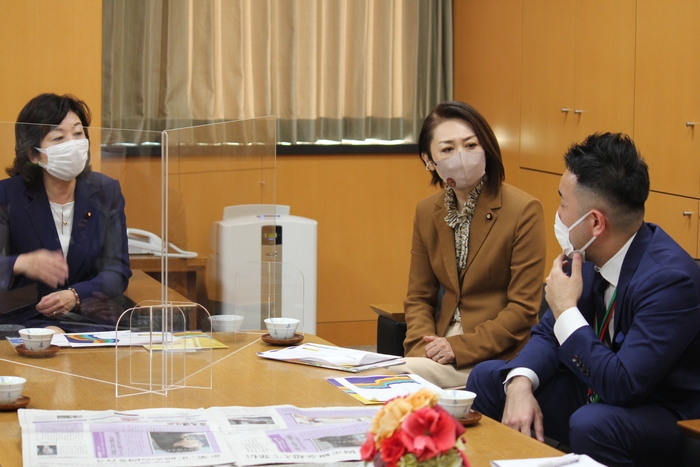 (左から)野田聖子 内閣府特命担当大臣/三原じゅん子 内閣府大臣補佐官/株式会社サイカ 代表取締役CEO 平尾喜昭