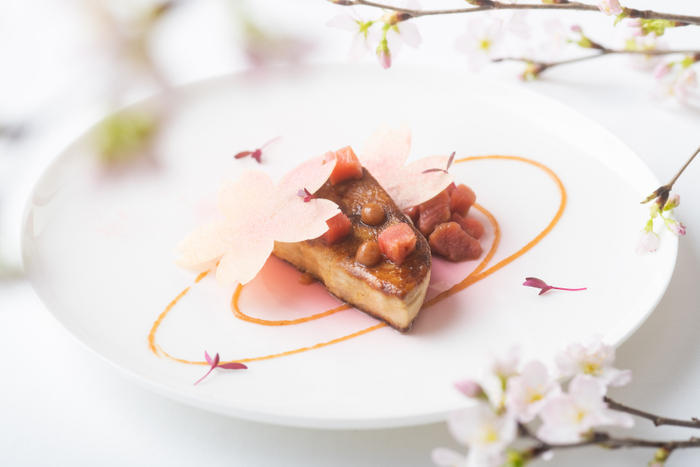 前菜2品目「フランス産フォアグラのポワレ　桜とリュバーブのチャツネ」
