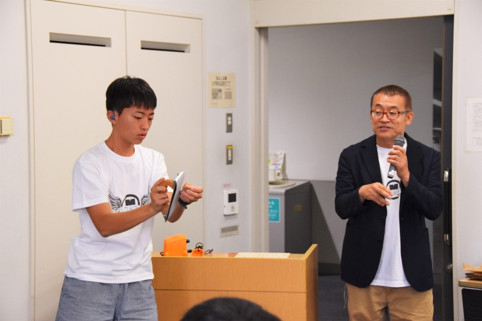 駒のやすりがけを説明する名古屋聾学校の望月秀都さん（左）と伊藤泰弘教諭