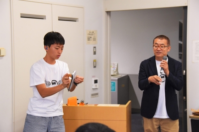 駒のやすりがけを説明する名古屋聾学校の望月秀都さん(左)と伊藤泰弘教諭
